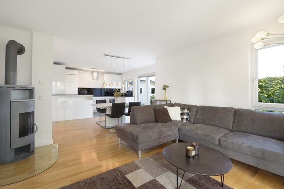 Im Wohnbereich sorgt ein Kaminofen an den kühleren Tagen für Behaglichkeit