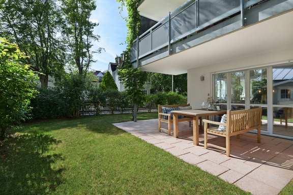 Sonnige Terrasse mit Garten