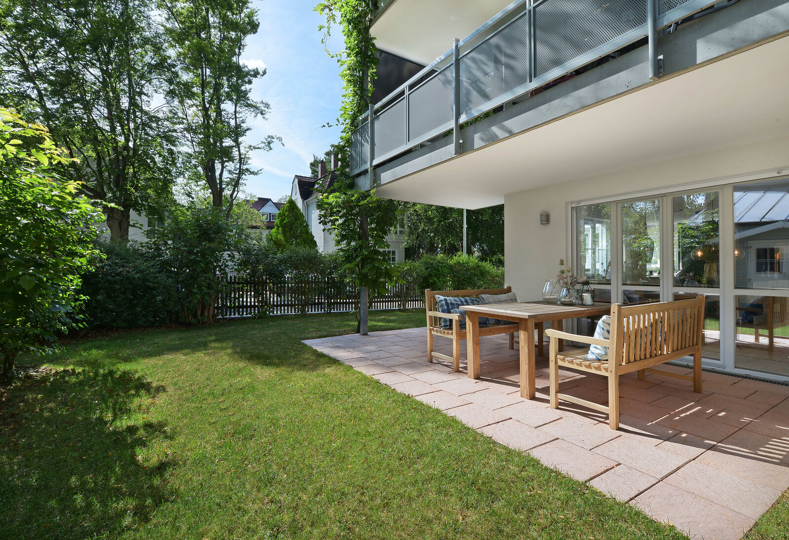 Sonnige Terrasse mit Garten