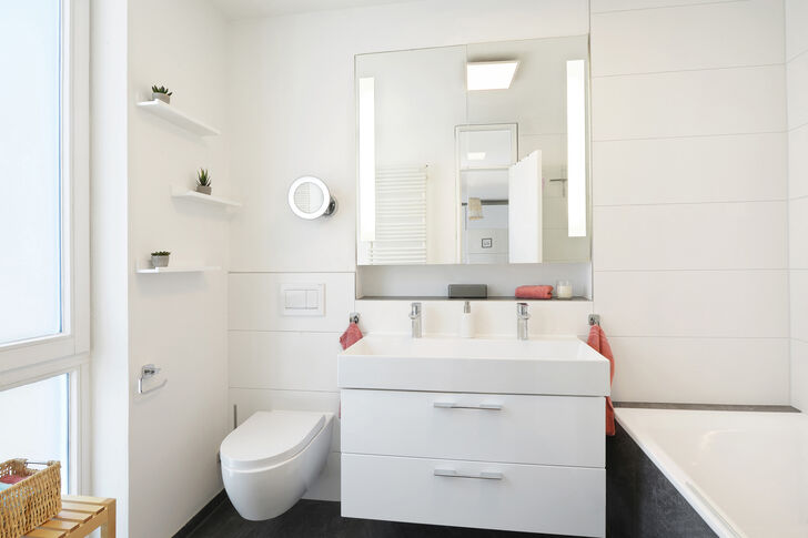 Modernes Masterbad en suite mit Wanne und Doppel-Waschbecken