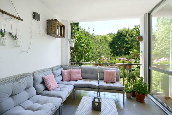 Die geschützte Loggia „lebt“ zum Garten hin