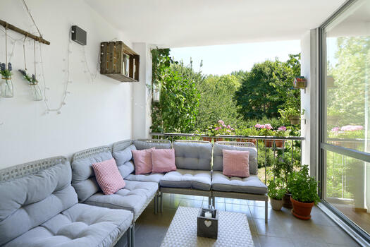 The protected loggia "lives" towards the garden