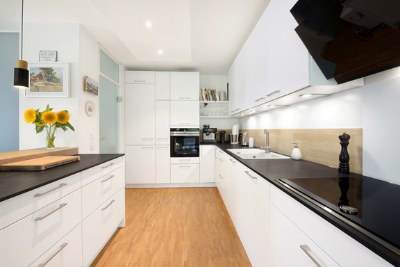 Die gut ausgestattete Küche bietet reichlich Stauraum