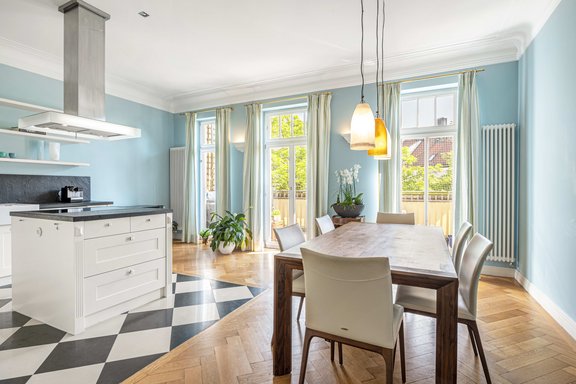 Koch-, Essbereich mit Balkonzugang