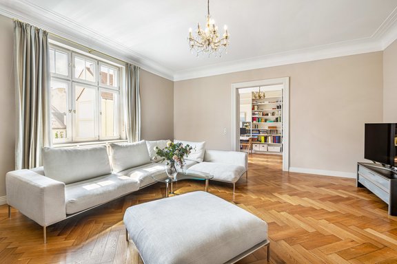 Wohnzimmer mit angrenzender Bibliothek