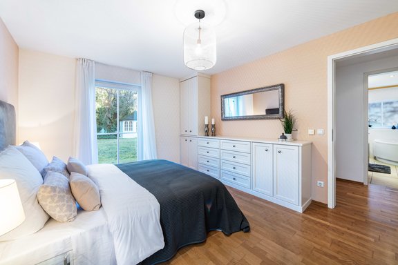Schlafzimmer mit Garten und Bad