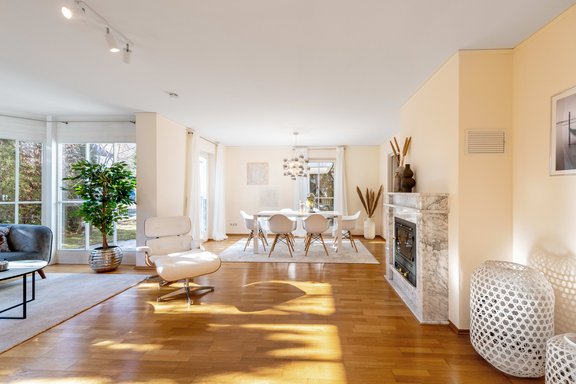 Kamin mit Marmor-Einfassung