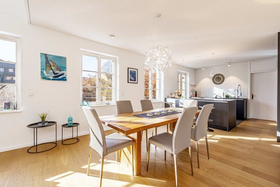 Lichterfüllter Essbereich