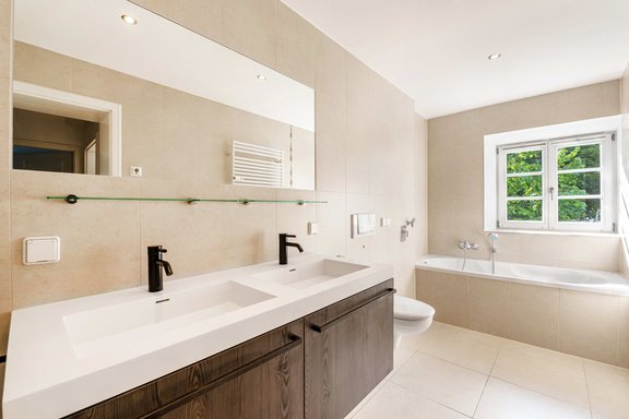 Zeitlos-elegantes Bad mit Fenster