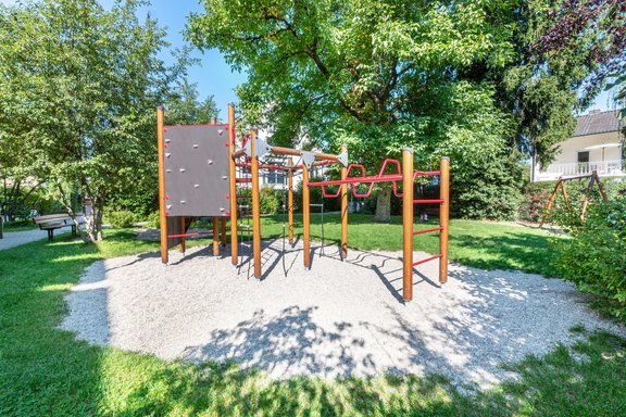 Schön angelegter Spielplatz im geschützten Innenhof