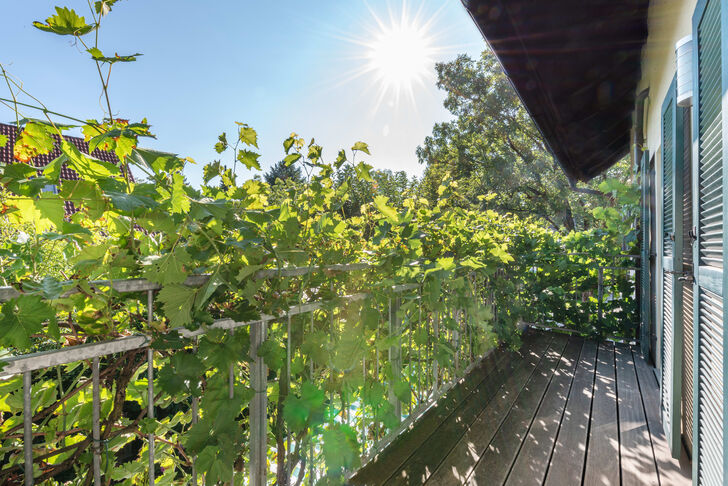 Ein Balkon erweitert das Wohnen