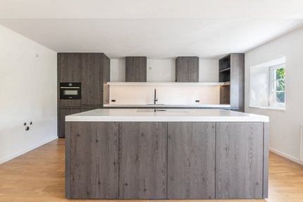 Behagliche Wohnküche mit Kochinsel