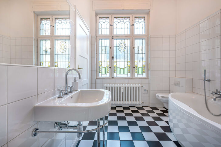 Badezimmer mit historischen Fenstern