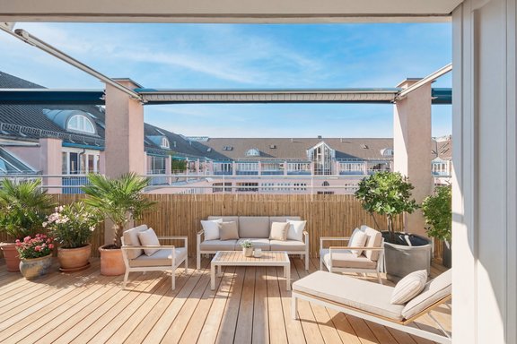 Sunny outdoor retreat (virtually furnished)