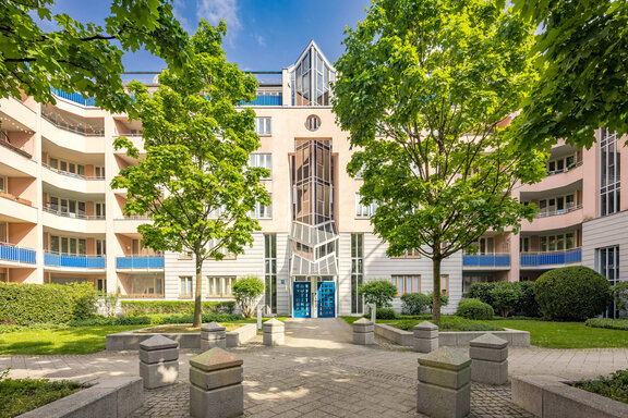 A well-maintained complex in a great neighborhood