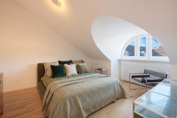 Helles Schlafzimmer (virtuell möbliert)