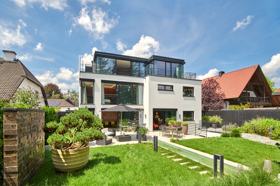 Sonnenterrasse und Garten