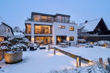 Objektvideo ansehen: Ästhetisches Design-Domizil mit hinreißendem Garten und viel Privatsphäre