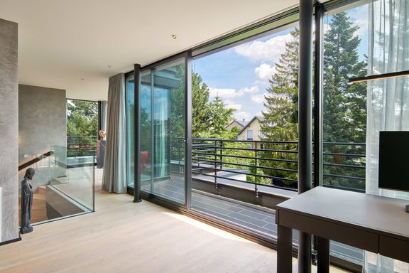 Lichterfülltes Arbeitszimmer