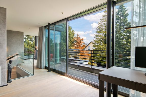 Lichterfülltes Arbeitszimmer