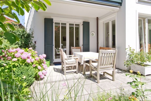 Sonnige Südwest-Terrasse vor dem Wohnraum