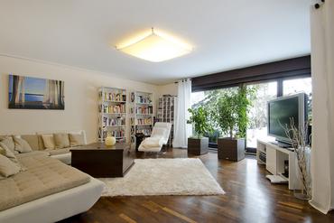 Extremely attractive garden apartment with two hobby rooms in prime location