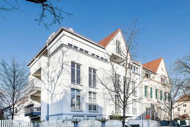 Extremely attractive, light-filled 3-room apartment with west-facing balcony near castle park