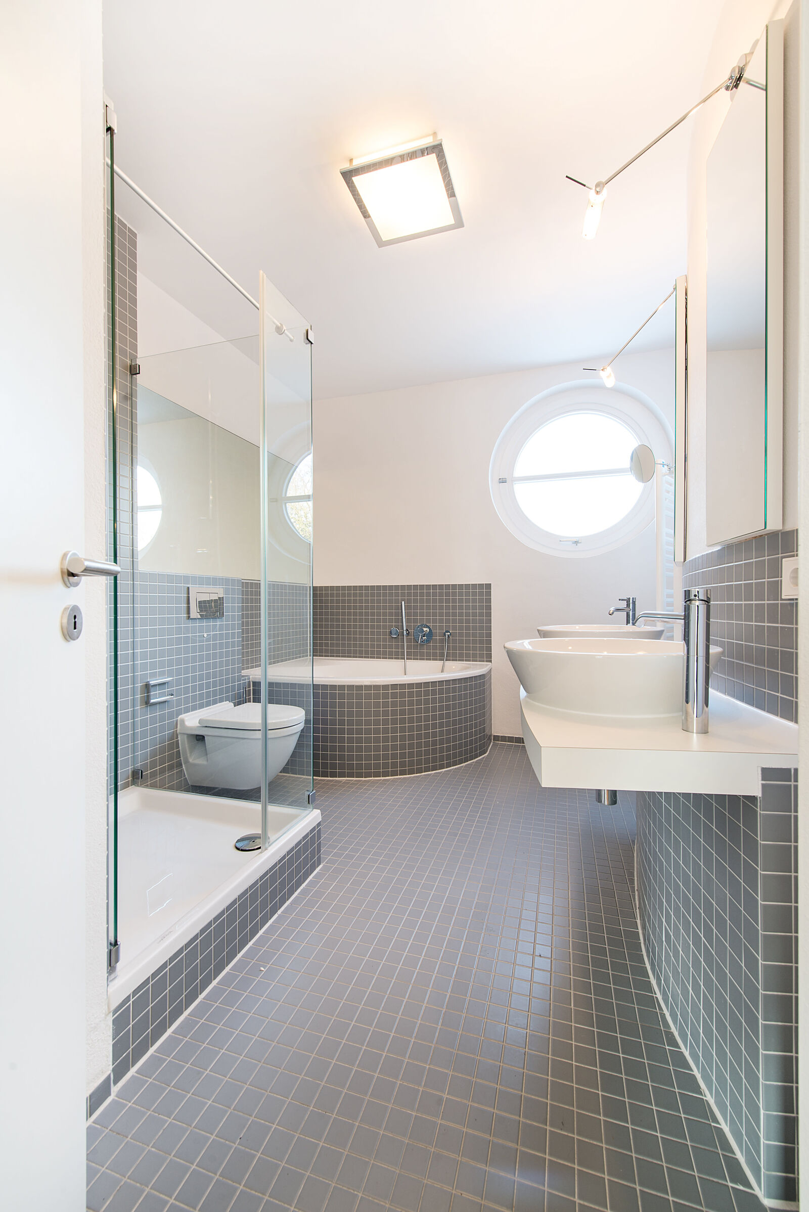 Modernes Badezimmer