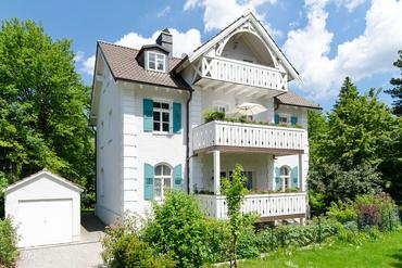 Extremely charming 6-room old building apartment with three sunny balconies and use of garden