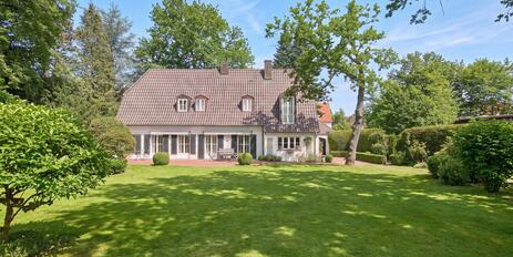 Äußerst charmante Altbauvilla mit prachtvollem Garten und Pool