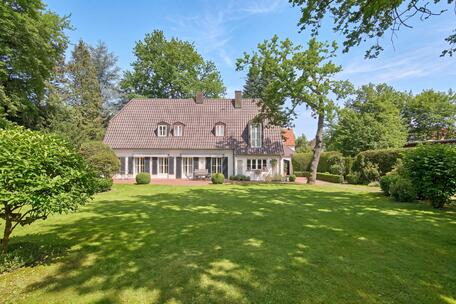 Äußerst charmante Altbauvilla mit prachtvollem Garten und Pool