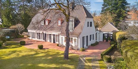 Äußerst charmante Altbauvilla mit prachtvollem Garten und Pool