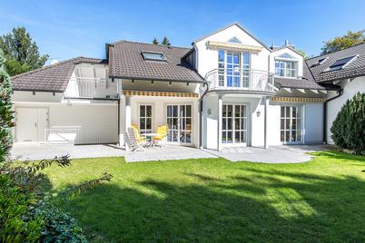 Äußerst charmante Haushälfte mit zauberhaftem Südgarten in ruhiger, grüner Toplage