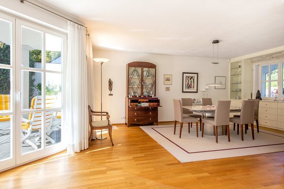 Dining area with terrace access