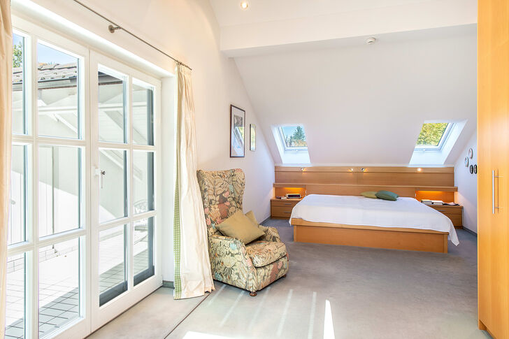 Schlafzimmer mit Balkonzugang