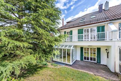 Extremely charming, stylishly renovated house half with 4 rooms, bright hobby room and garden