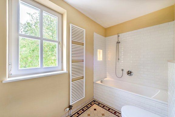 Master bath with tub