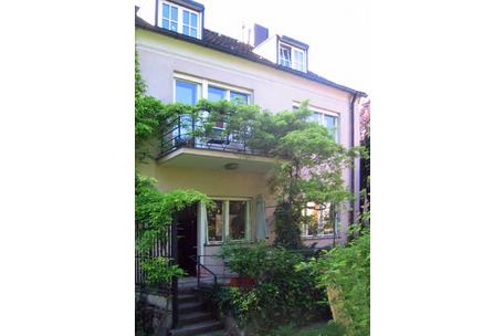 Äußerst charmante und großzügige Doppelhaushälfte von 1932