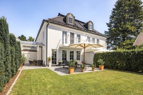 Äusserst gepflegte Doppelhaushälfte im klassischen Villen-Stil mit hinreissendem Südgarten