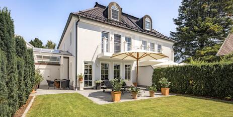 Äusserst gepflegte Doppelhaushälfte im klassischen Villen-Stil mit hinreissendem Südgarten
