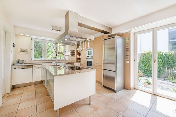 Fitted kitchen with cooking island