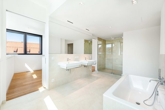 Masterbad mit Walk-in-Dusche und Wanne