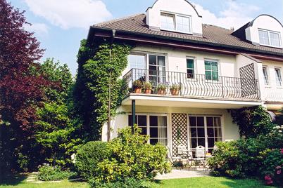 Äußerst großzügige, attraktive Villenhälfte