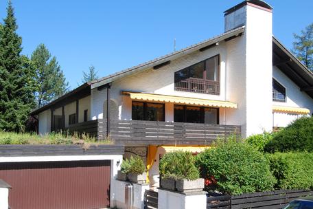 Äußerst großzügige Doppelhaushälfte mit offenem Kamin