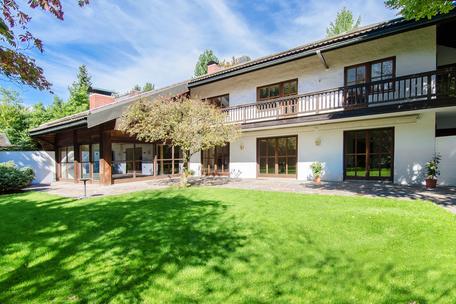 Äusserst großzügige Landhausvilla in Top-Lage mit herrlichem parkartigen Südwestgarten