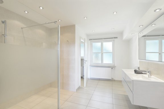Master bathroom en suite with floor-level shower (2014)