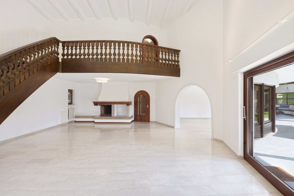 Living area with open fireplace and gallery