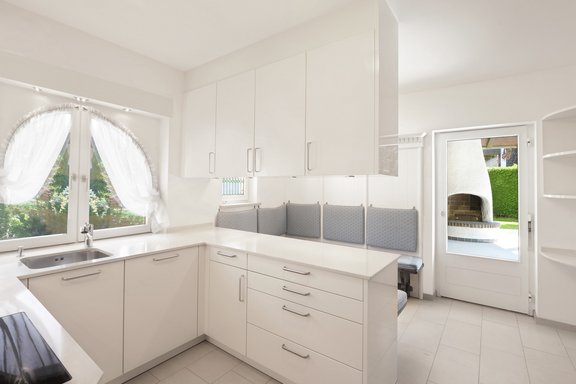 Fitted kitchen with high gloss fronts (2014)