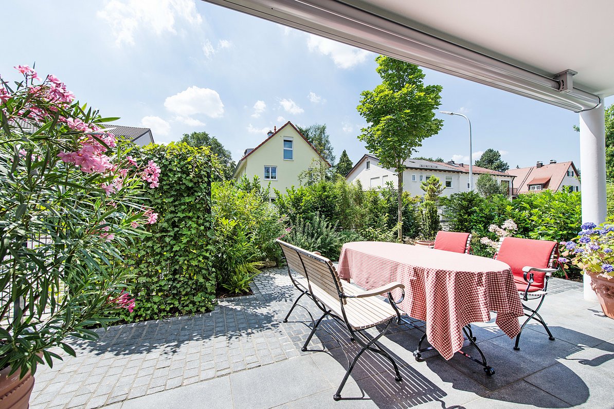 Sonniger Terrassengarten