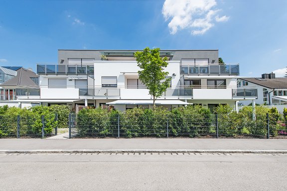 Moderne Architektur in herrlich grüner Lage